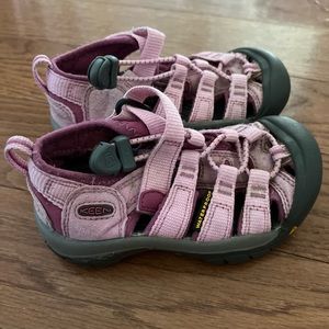 GUC Girls Keens Size 9- Pink Water Shoes